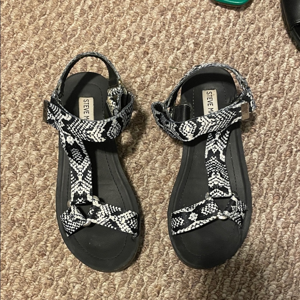 Steve Madden Monochrome Patterned Sandals
